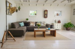 Un salon décoré prêt à accueillir un meuble pour tv