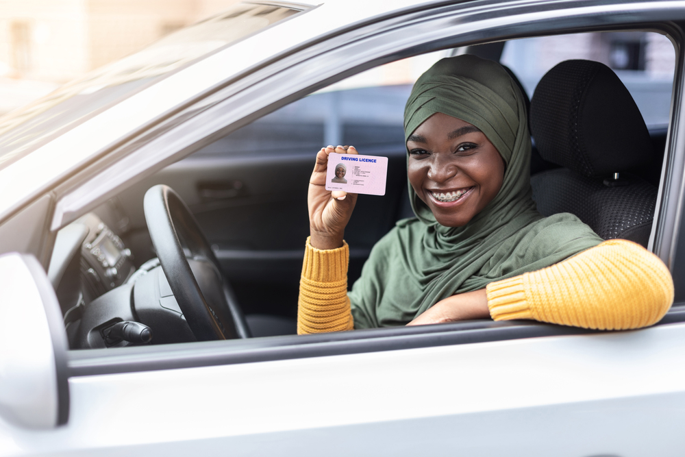 Une jeune femme montrant son permis de conduire
